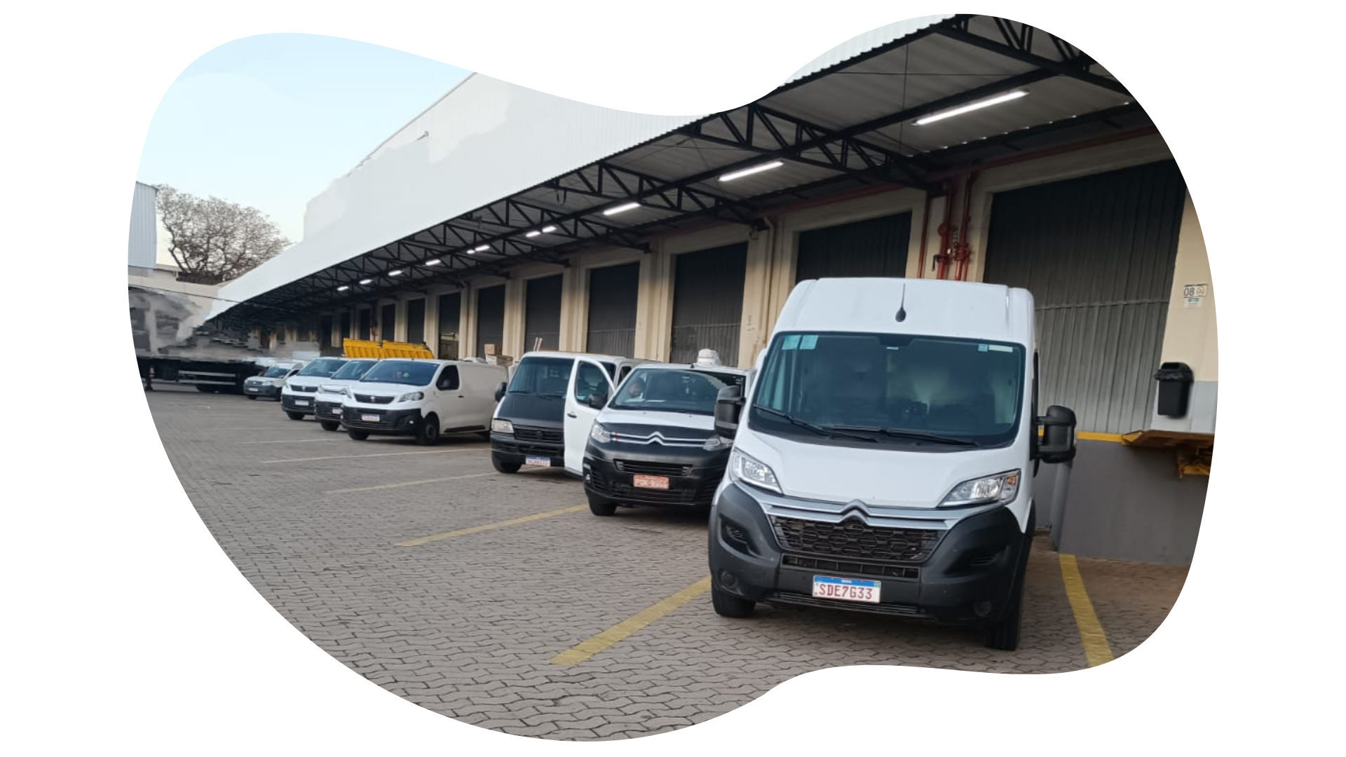 Frota da ADN Transportes no galpão de operação